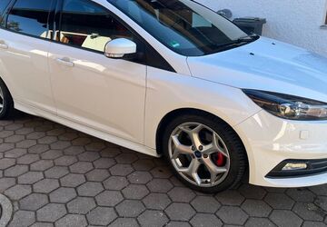 Ford Focus 124.492 km 13.400 &euro; Palling 83349